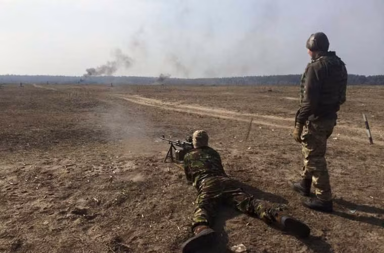 Trong ảnh, binh sĩ Quân đội Ukraine huấn luyện bắn trung liên PKM tại thao trường ở Goncharovskiy.