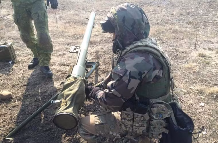 Binh sĩ Ukraine chuẩn bị bắn khẩu súng không giật SPG-9.