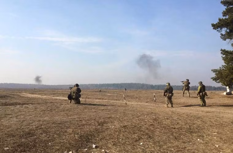 Trang bị tốt nhưng tinh thần chiến đấu kém, kỷ luật chưa cao, kĩ năng tác chiến tồi là những nguyên nhân chính khiến Quân đội Ukraine chịu tổn hại to lớn ở miền Đông cuối năm 2014, đầu 2015. Chính vì vậy, Ukraine tăng cường huấn luyện tác chiến cho các binh sĩ trong thời gian hòa hoãn ở miền Đông.