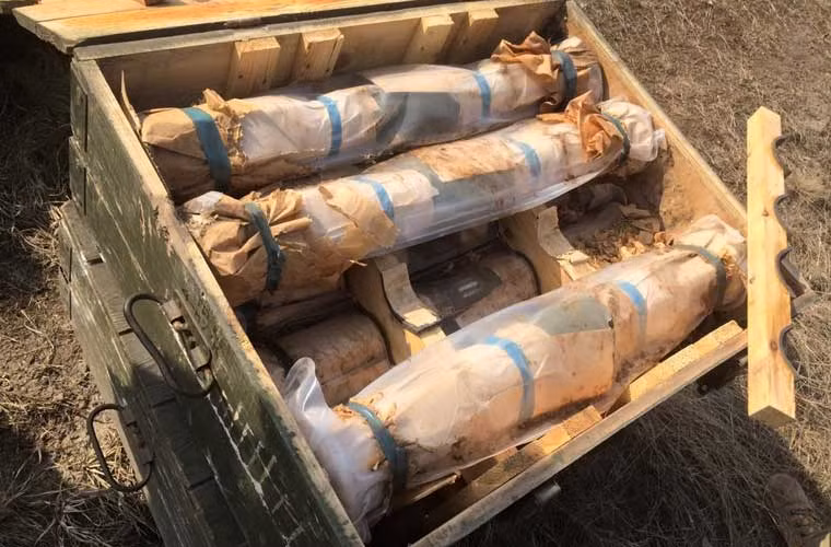 Các thùng chứa đạn chống tăng được khui ra chuẩn bị cho bài bắn mới.