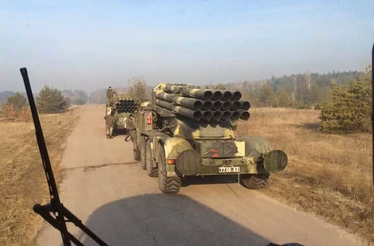 Đoàn xe pháo phản lực phóng loạt BM-27 Uragan di chuyển vào thao trường để chuẩn bị bắn đạn thật.