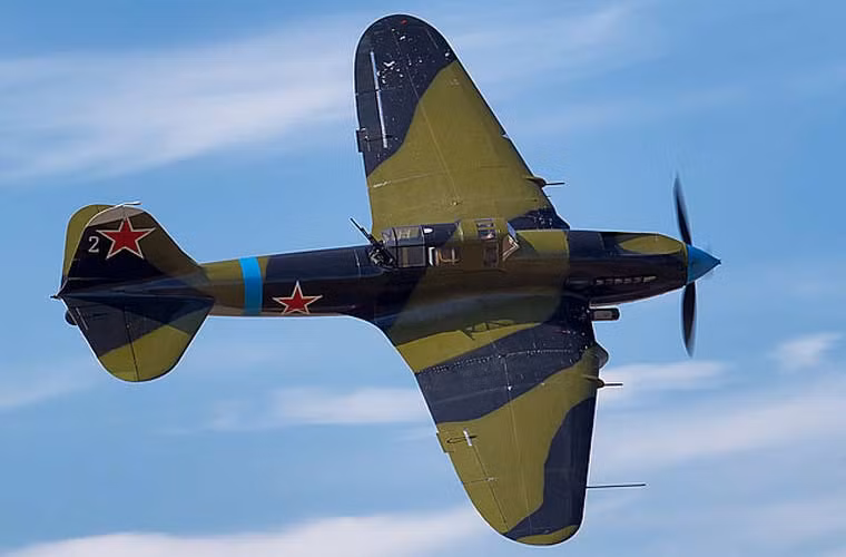 "Xe tăng bay" Il-2 dài 11,6m, cao 4,2m, sải cánh 14,6m, trọng lượng có tải 6,1 tấn. Đặc biệt, một số phần trên máy bay được bọc thêm lớp vỏ giáp chống đạn nặng 700kg (bảo vệ buồng lái, động cơ, bộ tản nhiệt, thùng nhiên liệu). Trong hồi ký của mình, Anh hùng Liên Xô, phi công từng lái Il-2, Valentin Averianov viết rằng: “Bất chấp thực tế rằng, giáp máy bay không được thiết kế để chống lại các loại đạn từ 20mm trở lên, nó vẫn làm chệch hướng nhiều viên đạn loại này”.