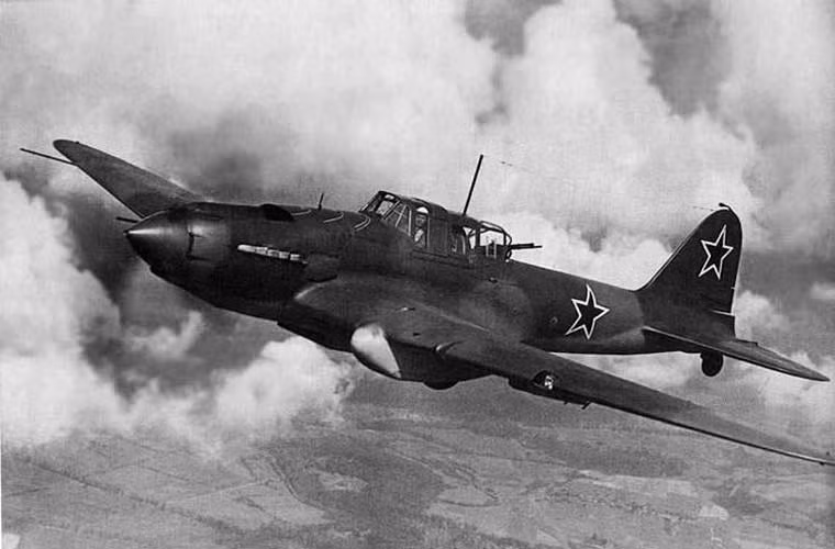 Không quân Liên Xô nhận những chiếc Il-2 chỉ vài tháng trước khi chiến tranh bùng nổ. Chính vì vậy, giai đoạn đầu cuộc chiến, lực lượng Il-2 hứng chịu tổn thất nặng nề một phần do đội phi công chưa làm chủ được máy bay. Nhưng sau khi đã làm quen Il-2, phi công Liên Xô đã sử dụng máy bay hiệu quả với các chiến thuật bay đội hình từ 6-12 máy bay và bổ nhào tập kích hiệu quả bằng pháo và bom nhỏ.