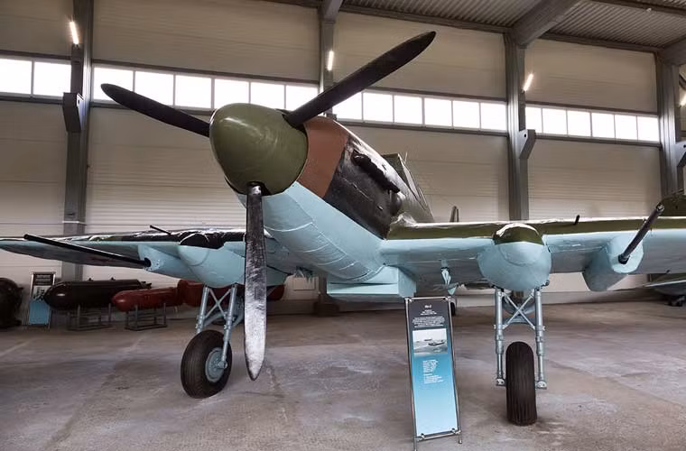 Cận cảnh hai khẩu pháo tự động VYa-23 cỡ 23mm gắn cố định trên cánh máy bay Il-2 (cơ số đạn 150 viên/khẩu). Loại pháo này đạt tốc độ bắn 550-650 phát/phút, xuyên giáp dày 25mm cách 400m với đạn xuyên BZ.