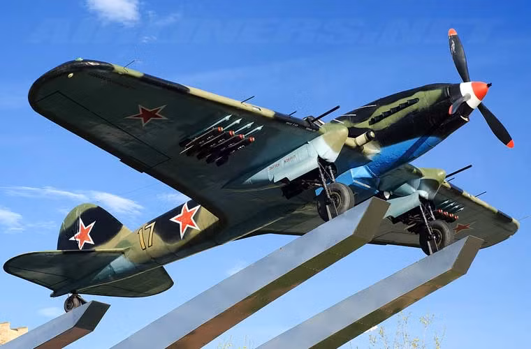 Bộ vũ khí của Il-2 thực sự đáng sợ vào thời điểm bấy giờ, với 2 khẩu pháo 23mm gắn cố định, 2 khẩu súng máy 7,62mm gắn cố định, khả năng mang 600kg bom và rocket (8 quả loại RS-82 cỡ 82mm hoặc 4 quả RS-132 132mm) trên các điểm treo cánh.