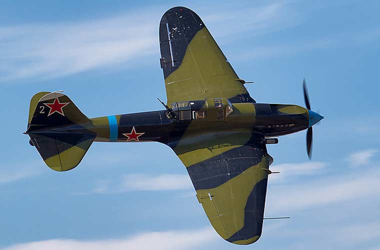 "Xe tăng bay" Il-2 dài 11,6m, cao 4,2m, sải cánh 14,6m, trọng lượng có tải 6,1 tấn. Đặc biệt, một số phần trên máy bay được bọc thêm lớp vỏ giáp chống đạn nặng 700kg (bảo vệ buồng lái, động cơ, bộ tản nhiệt, thùng nhiên liệu). Trong hồi ký của mình, Anh hùng Liên Xô, phi công từng lái Il-2, Valentin Averianov viết rằng: “Bất chấp thực tế rằng, giáp máy bay không được thiết kế để chống lại các loại đạn từ 20mm trở lên, nó vẫn làm chệch hướng nhiều viên đạn loại này”.