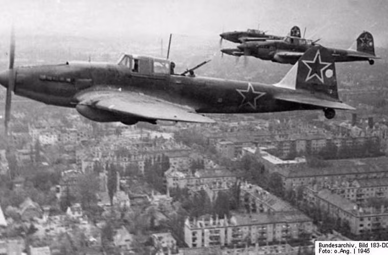 Tất nhiên, Il-2 không thể không bị bắn hạ, nặng nề, chậm chạp là những điểm yếu của "xe tăng bay" khiến chúng dễ bị tiêm kích Đức tiếp cận từ sau hạ gục. Hồng quân Liên Xô đã mất 26.600 máy bay trong giai đoạn 1941-1945, khoảng một nửa là trong quá trình chiến đấu. Dẫu là tổn thất lớn tới như vậy, nhưng Il-2 thực sự là “cơn ác mộng” trên chiến trường, nó đóng góp phần công không nhỏ trong việc quét sạch xe tăng Đức trên chiến trường. Ảnh: máy bay Il-2 trên bầu trời Berlin, năm 1945.