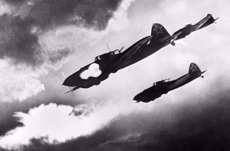 Làm chủ máy bay, chiến thuật hợp lý, bộ vũ khí mạnh mẽ…đã đem lại sự thành công lớn cho Không quân Liên Xô và Il-2 trước quân phát xít tàn bạo. Ví dụ, trong Trận Kursk ngày 7/7/1943, khoảng 70 chiếc xe tăng Đức thuộc Sư đoàn Panzer số 9 đã bị những chiếc Ilyushin Il-2 tiêu diệt chỉ trong 20 phút.