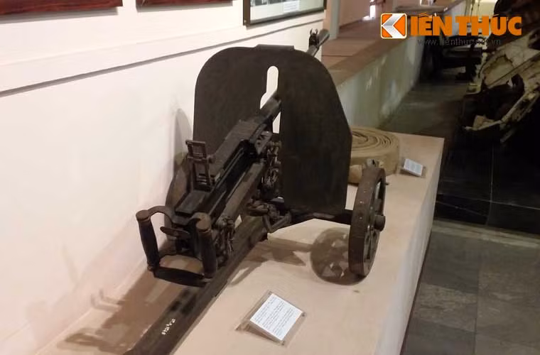 Đại liên K53 có thể gắn trên xe tăng hoặc giá chống ba chân hoặc bánh xe để di chuyển dễ dàng hơn. Nếu lắp thêm cơ cấu bánh xe thì trọng lượng tăng lên đến 41kg.