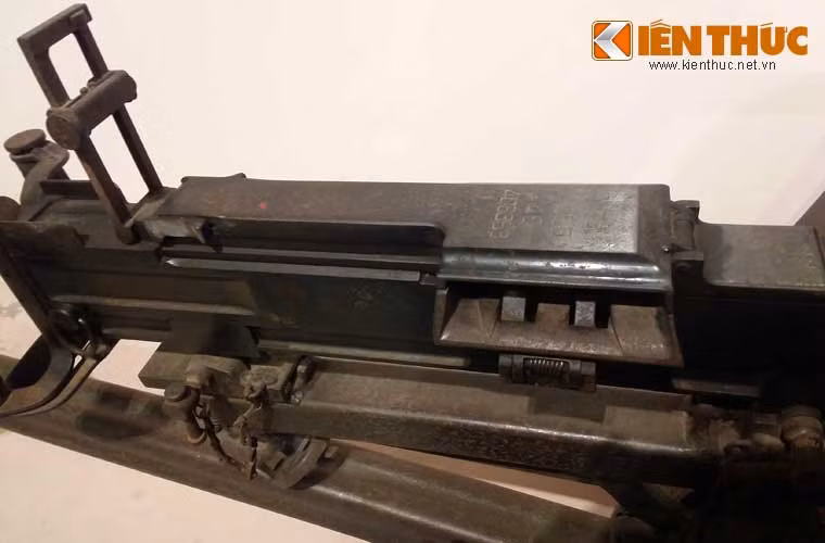 Đại liên K53 có trọng lượng 13,8kg nếu chỉ tính thân súng, dài 1,15m, chiều dài nòng 720mm, cơ cấu hoạt động nạp đạn bằng khí nén với dây đạn 200-250 viên 7,62x54mmR.