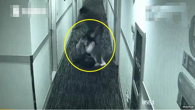 Sự việc được camera giám sát của khách sạn ghi lại.