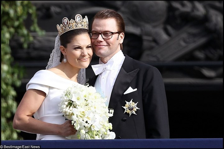 Công chúa Victoria của Thụy Điển đã đội chiếc vương miện "Cameo" có thiết kế vô cùng cầu kỳ, gồm 7 hình chạm khắc mô phỏng các nhân vật nổi tiếng trong thần thoại Hy Lạp và trang trí bằng ngoc trai.