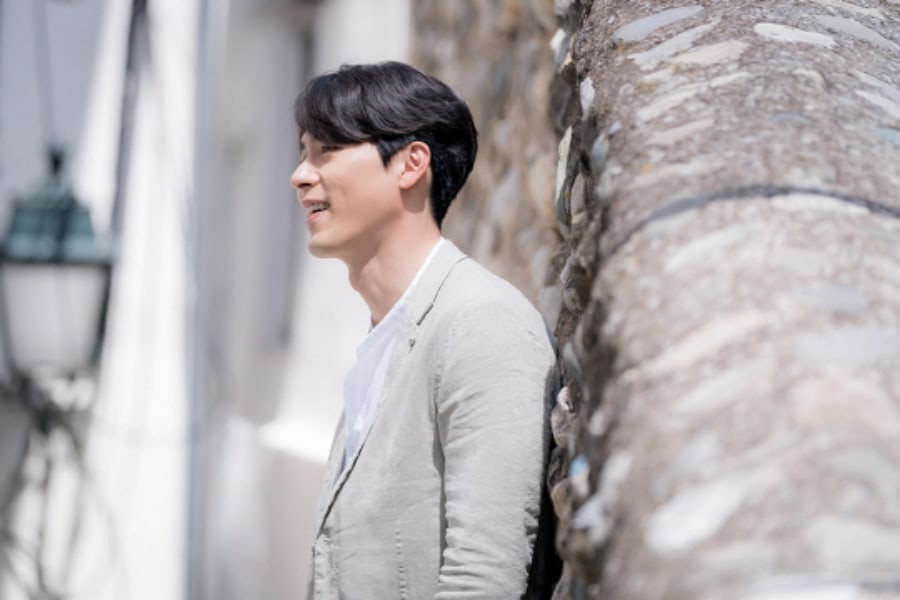 Nhà sản xuất tung hình ảnh mới nhất của Hyun Bin trên phim trường "Hồi ức Alhambra". Hyun Bin cũng sẽ sớm trở lại màn ảnh rộng với vai phản diện đầu tiên trong sự nhiệp qua movie "Negotiation", đóng cùng Son Ye Jin.