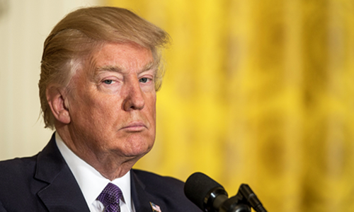 Tỷ lệ ủng hộ Tổng thống Donald Trump sụt giảm. Ảnh: Rex.