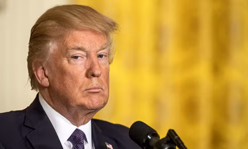 Tỷ lệ ủng hộ Tổng thống Donald Trump sụt giảm. Ảnh: Rex.