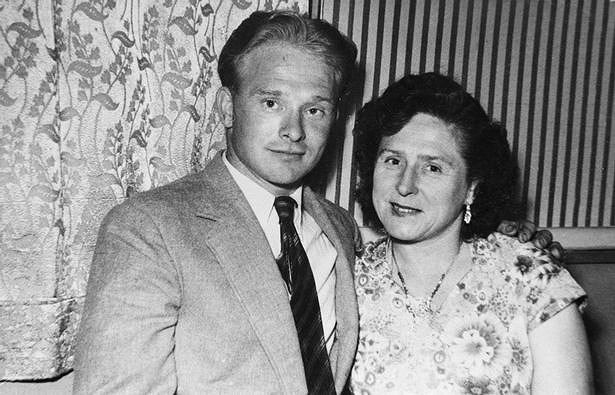 Tháng 7-1971, cảnh sát dừng xe của Edward Paisnel (bên trái) vì vượt đèn đỏ và tìm thấy phục trang của Quái thú Jersey trong chiếc xe, vốn là tang vật trộm cắp.