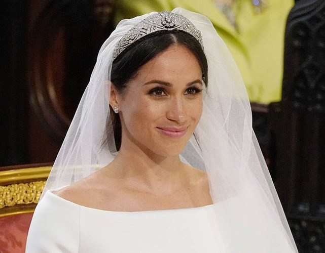 Vương miện Meghan Markle đeo trong lễ cưới vốn thuộc về Hoàng hậu Mary, vợ của vua George V, kỵ nội của Hoàng tử Harry. Chính Nữ hoàng Elizabeth II đã đồng ý cho cháu dâu mượn chiếc vương miện hoàng gia này. Món trang sức gia truyền này có tên "The Queen Mary's Lozenge Bandeau", được chế tác tại Anh vào năm 1932, riêng phần trâm cài đã được làm từ năm 1893.