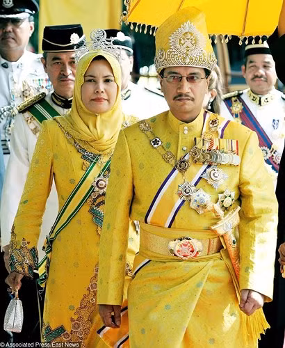 Vương miện "Gandik Diraja" làm từ kim cương và vàng trắng được thiết kế theo mô-típ truyền thống của Malaysia. Hiện Hoàng hậu Haminah Hamidun đang sở hữu chiếc vương miện này.