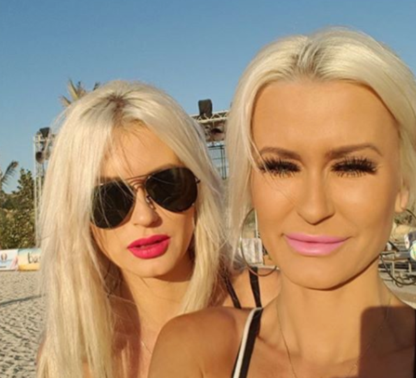 Cặp chị em sao khiêu dâm người Anh.