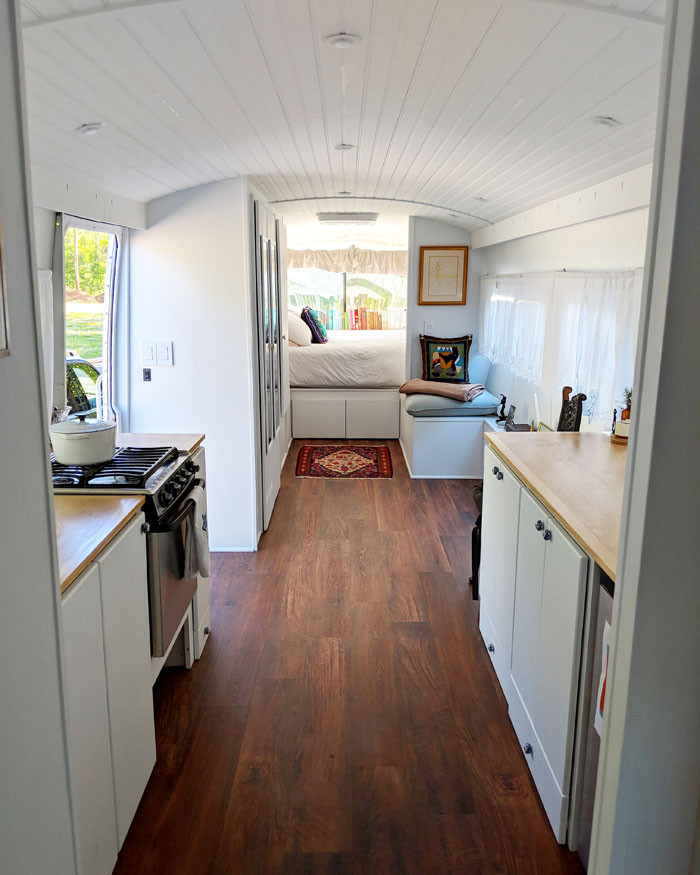 Sau khi xem một bộ phim tài liệu nói về công cuộc thiết kế, xây dựng, tái chế mọi thứ từ các vật liệu cũ, hỏng của kỹ của kiến trúc sư sinh thái Michael Reynolds, cô Jessie đã được truyền cảm hứng.