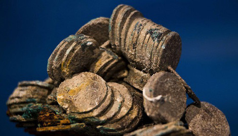 Hàng trăm nghìn đồng tiền xu bằng vàng và bạc được tìm thấy trong xác tàu Nuestra Senora de las Mercedes. Ảnh: AP.