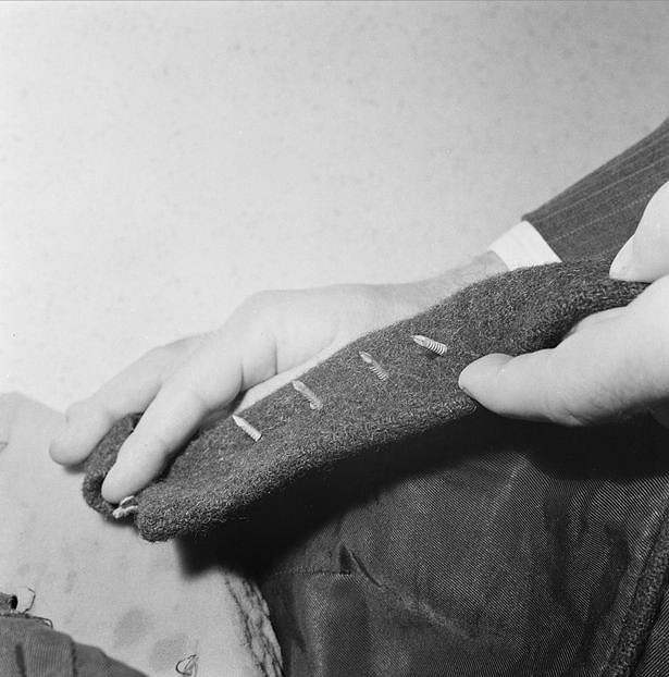 Đinh vặn cũng được khâu trên cổ áo để vô hiệu hóa bất cứ ý định trốn chạy nào của nạn nhân.