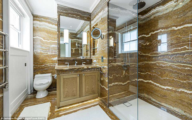 Đây là một trong những phòng tắm sang trọng trong ngôi nhà này. Sau khi Vua George qua đời, đài quan sát đã được giao cho Hiệp hội Tiến bộ Khoa học Anh vào những năm 1840.