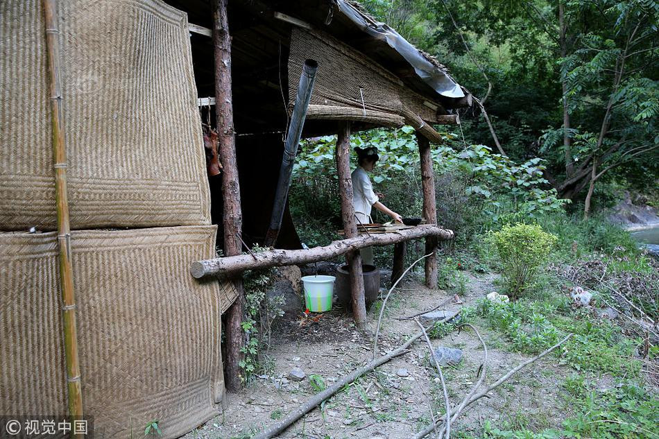 Được biết, nhiều người khi thấy thu nhập khủng của Trương Phương, đã không còn chê cười cô gái trẻ là dại dột và khác người nữa. Mời quý vị xem video: Cô gái 28 tuổi mang hình hài của đứa trẻ lên 3