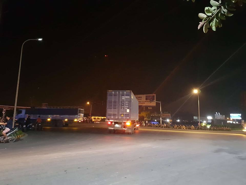 Các phương tiện phải đi vào đường tránh chuyển hướng từ QL5 vào tỉnh lộ 381. Ảnh: Hoài Anh