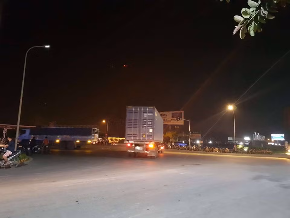 Các phương tiện phải đi vào đường tránh chuyển hướng từ QL5 vào tỉnh lộ 381. Ảnh: Hoài Anh