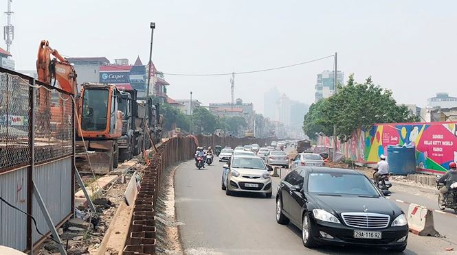 Nguyên nhân chính dẫn đến cầu vượt nút An Dương vỡ tiến độ, giao thông bị ảnh hưởng, BQL dự án Đầu tư xây dựng các công trình giao thông Hà Nội (chủ đầu tư) cho rằng, do việc di chuyển hạ tầng và hạ ngầm dây điện tại đê Nghi Tàm đường dẫn về cầu bị chậm 2 tháng.