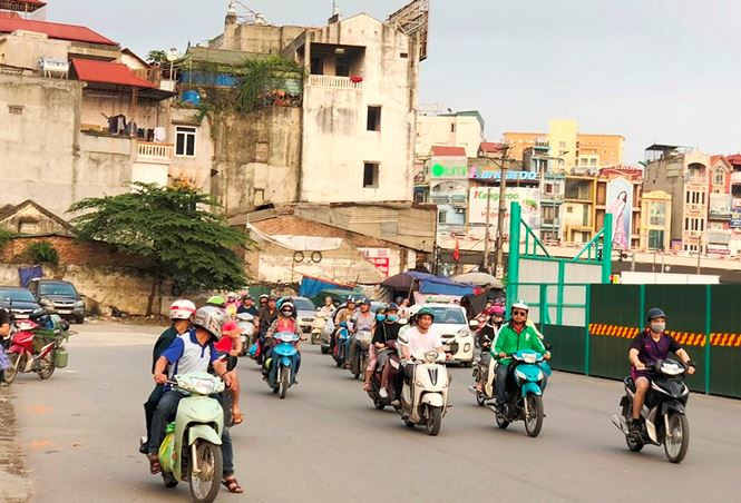 Do còn hàng chục hộ dân ở nút giao Vọng hưa được UBND quận Đống Đa GPMB xong, ngoài ảnh hưởng đến tiến độ dự án, tại đây còn tạo cho đường Trường Chinh thẳng thành cong "mềm mại".