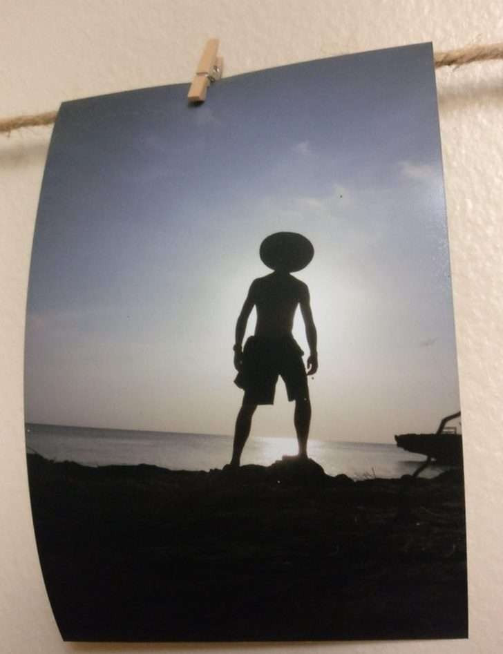 Vì chụp ngược sáng, người trong bức ảnh đội mũ giống hệt như người ngoài hành tinh xuất hiện,