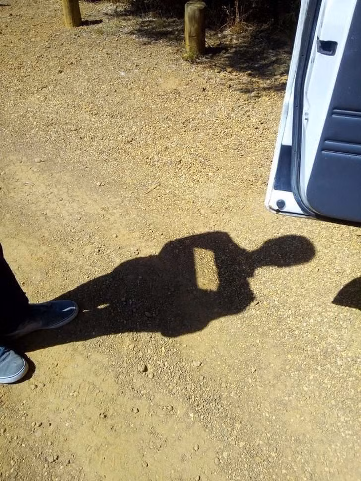 Sự kết hợp giữa chiếc bóng và phản chiếu của gương xe ô tô khiến nhiều người giật mình vì ngỡ rằng người đàn ông này bị thủng ngực.