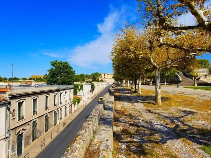 Mới nhìn, bức ảnh này giống như một bức ảnh đã được chỉnh sửa, cắt ghép, nhưng thực tế, đây là hình ảnh gốc, chụp một con đường kỳ lạ, nơi mọi thứ phân ranh giới rõ ràng.