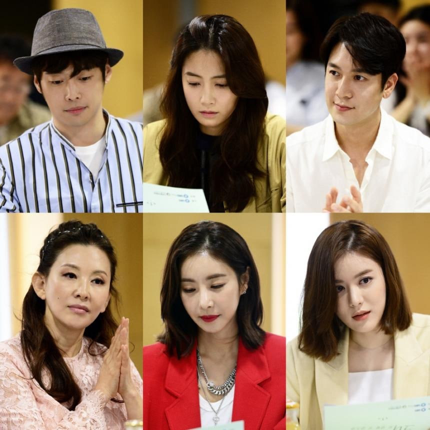 Các diễn viên Nam Sang Mi, Kim Jae Won, Jo Hyun Jae, Lee Mi Sook,..có mặt tại buổi đọc kịch bản của drama “About Her”. Phim lên sóng từ ngày 14/7 tới, nối tiếp drama “Secret Mother” trên đài SBS.