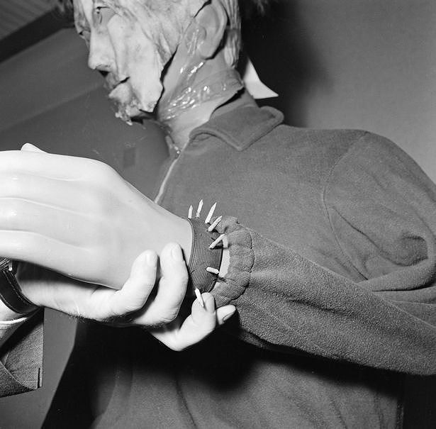 Hai bên tay hắn là hai chiếc vòng đinh dùng để đâm những người dám chống cự lại.