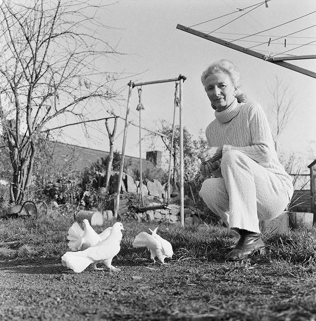 Joan Paisnel không hề biết gì về tội ác kinh hoàng của chồng. Chính bà là người đã xuất bản cuốn “Quái thú Jersey” sau này,