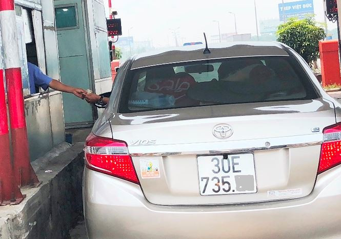 Chỉ 30 phút đường quan sát, chúng tôi ghi nhận, có hàng trăm lượt xe qua trạm, nhiều nhất vẫn là khách, taxi và xe con từ 4 đến 9 chỗ. Trạm thu phí BOT Bắc Thăng Long - Nội Bài (Hà Nội) được lập để thu phí hoàn vốn cho dự án đường tránh thành phố Vĩnh Yên (Vĩnh Phúc) từ năm 2009. Theo hợp đồng BOT được ký giữa đại diện Bộ Giao thông vận tải là Tổng Cục đường bộ Việt Nam và nhà đầu tư - Cty Cổ phần BOT Viettracimex 8, với giá trị hợp đồng làm đường tránh Vĩnh Yên 531 tỷ đồng, Cty Viettracimex 8 được đặt trạm thu phí trên đường Bắc Thăng Long - Nội Bài để hoàn vốn dự án QL2 đoạn tránh thành phố Vĩnh Yên trong vòng 16 năm 10 tháng. Đến nay, nhà đầu tư đã thu được hơn 8 năm.