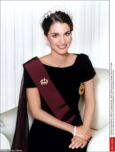 Vương miện hình mái vòm vút cao tựa như mái vòm của những nhà thờ Hồi giáo được nạm vô số viên kim cương là vương miện thuộc về Công chúa Haya ( Hoàng gia Jordan). Tuy vậy, Hoàng hậu Rania vẫn thường xuyên mượn chiếc vương miện này để đội trong những dịp quan trọng.