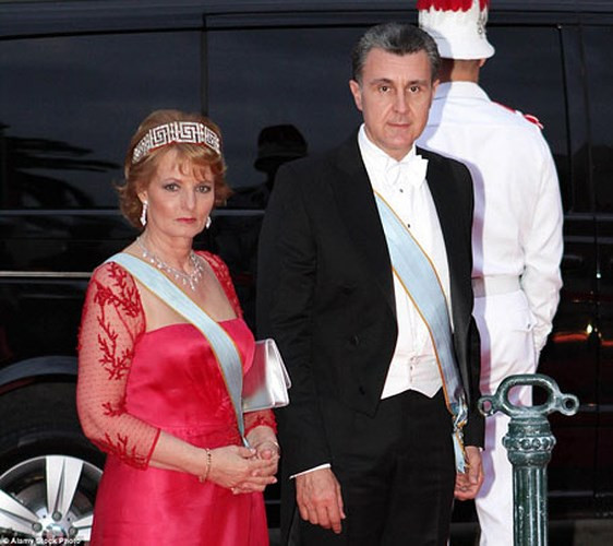 Chiếc vương miện "Chìa khóa Hy Lạp" được làm bằng kim cương và bạch kim thiết kế theo phong cách Hy Lạp cổ xưa. Hiện tại, công chúa Romania - Margarita đang là người sở hữu.