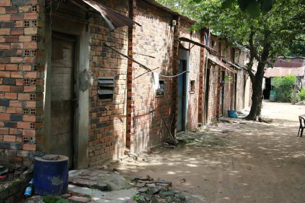 Dãy trọ lụp sụp, cửa gỗ tạm bợ không hề đảm bảo an toàn.