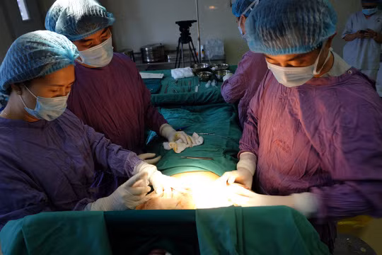 Các bác sĩ phẫu thuật bộ ngực khủng cho bệnh nhân - Ảnh: Bác sĩ cung cấp