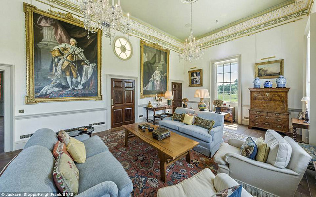 Một số chi tiết của kiến trúc cũ được giữ lại bao gồm trần cao, đèn dầu, cửa sổ chớp và cầu thang mang dấu ấn lịch sử cũng như các bức tường nghệ thuật truyền thống.