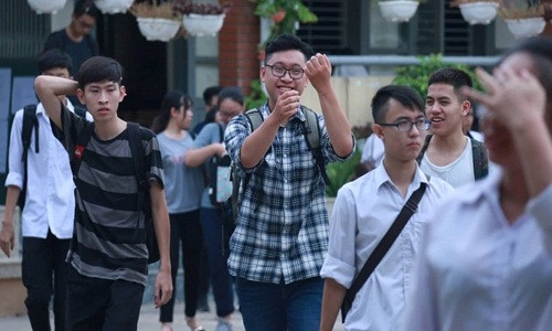 Chiều 26/6, các thí sinh đã hoàn tất bài thi môn Ngoại ngữ kỳ thi THPT quốc gia năm 2018. Ảnh: Thanh Hùng.