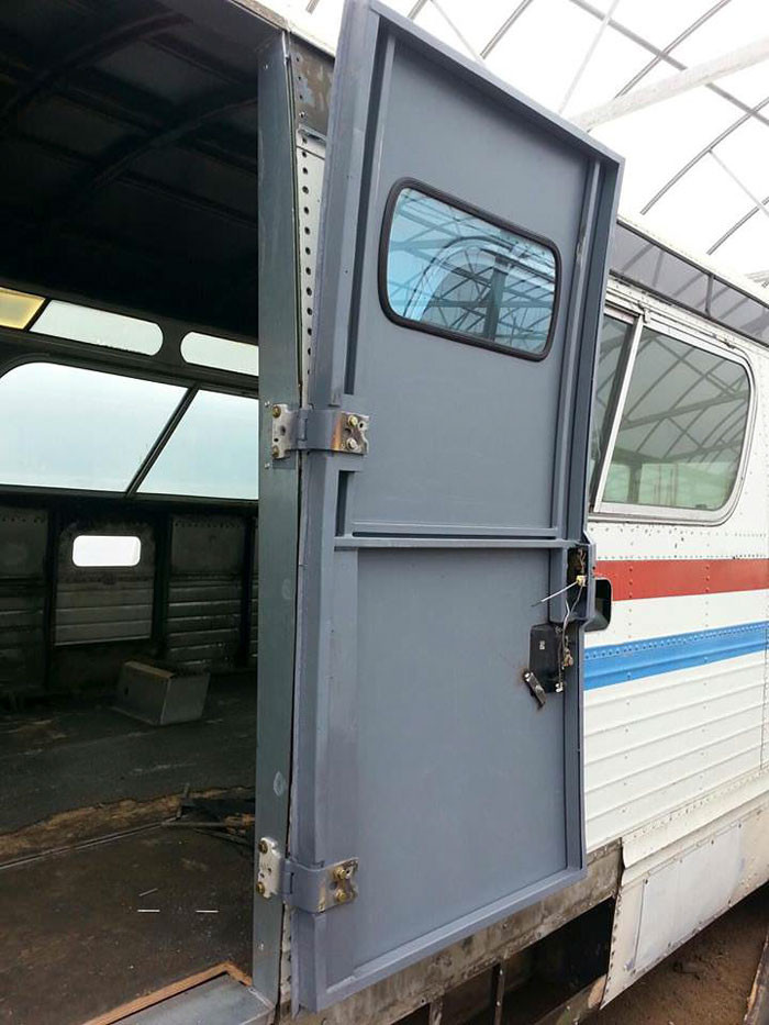 Jessie tìm cách để biến chiếc xe bus cũ kỹ thành ngôi nhà trong mơ của mình.