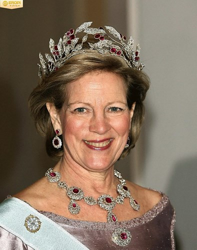 Vương miện lá ô liu thuộc sở hữu của Hoàng hậu Anne Marie nhưng được cho là có nguồn gốc từ Hoàng gia Nga. Chiếc vương miện có thiết kế được lấy cảm hứng từ lá ô liu, một trong những loại cây mang tính biểu tượng tại Hy Lạp. Điều tạo nên nét đẹp lộng lẫy, cao quý cho vương miện là sự xuất hiện của những viên đá ruby hồng ngọc.