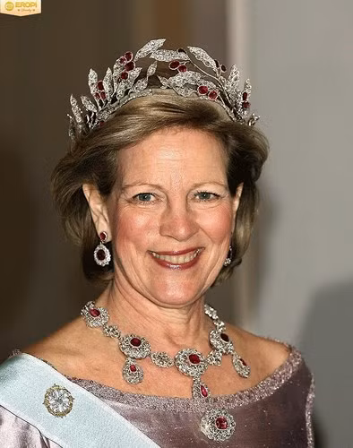 Vương miện lá ô liu thuộc sở hữu của Hoàng hậu Anne Marie nhưng được cho là có nguồn gốc từ Hoàng gia Nga. Chiếc vương miện có thiết kế được lấy cảm hứng từ lá ô liu, một trong những loại cây mang tính biểu tượng tại Hy Lạp. Điều tạo nên nét đẹp lộng lẫy, cao quý cho vương miện là sự xuất hiện của những viên đá ruby hồng ngọc.