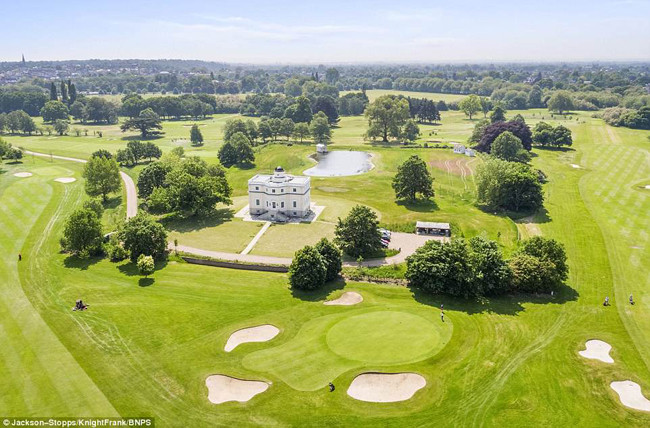 Tài sản nằm trên 7 mẫu đất công viên này còn có một nhà thuyền, hồ và hai túp lều từ tính. Nếu muốn trải nghiệm cuộc sống của vua chúa, bạn hoàn toàn có thể đến đây. Tà nhà đang được cho thuê với giá 37.500 bảng Anh/tháng (~1,1 tỷ đồng)