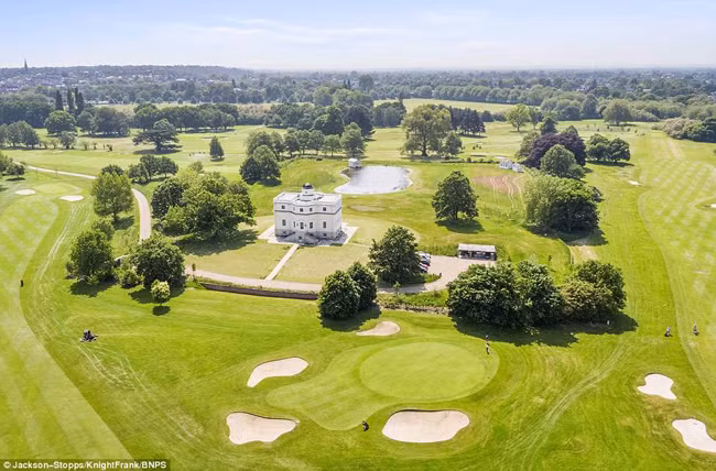 Tài sản nằm trên 7 mẫu đất công viên này còn có một nhà thuyền, hồ và hai túp lều từ tính. Nếu muốn trải nghiệm cuộc sống của vua chúa, bạn hoàn toàn có thể đến đây. Tà nhà đang được cho thuê với giá 37.500 bảng Anh/tháng (~1,1 tỷ đồng)